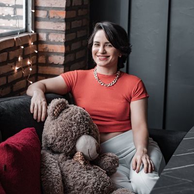 Portrait of Zoryana Klymchuk, a smiling and welcoming yoga instructor.